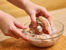 3 ideias de marinadas para frango que deixam a carne suculenta, macia e muito saborosa