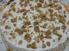 Pão de ló recheado com nozes e damasco