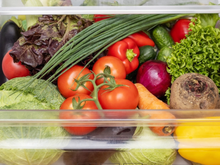 Pare de fazer isso na gaveta da geladeira: esse é o motivo das frutas amadurecerem rapidinho e as saladas ficarem murchas