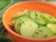 Salada de abobrinha que aprendi com a minha mãe e minha avó também fazia para ela: receita bem temperadinha fica pronta num instante