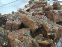 Costela de porco com cerveja preta e manjericão