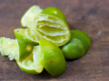 Estão enterrando cascas de limão no quintal e aqui está o motivo pelo qual você deve fazer a mesma coisa