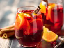 Quentão com vinho ou com cachaça? Não importa, eu te ensino como fazer as duas versões em casa!