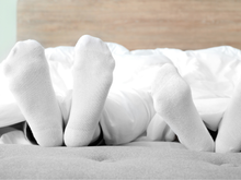 Psicologia explica hábito de dormir de meias: saiba o que significa para a saúde mental