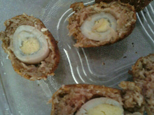 Bolinho de carne moída e ovo de codorna