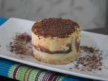 Torta de maracujá com chocolate meio amargo e branco