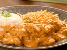 Strogonoff de frango simples e rápido com creme de leite: receita do TudoGostoso para o seu almoço de sábado em família