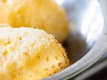 As formigas nunca mais subiram no bolo depois que eu coloquei isso em volta da forma!