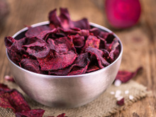 Eu não comia beterraba de jeito nenhum, até que fiz essa receita de chips crocante, salgadinho e assado