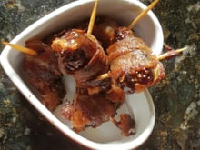 Petisco para o natal: tâmara com queijo e bacon