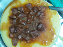 Polenta com molho de calabresa