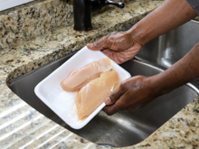 Cuidado com as bactérias! Veja como higienizar a pia após manusear frango e evite a contaminação