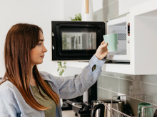 Como manter seu micro-ondas impecável o tempo todo: o truque do papel-toalha