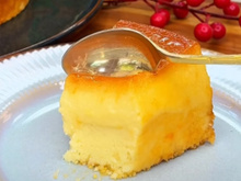 Faça no lanche da tarde: esse bolo queijadinha de liquidificador fica pronto rapidinho e desmancha na boca