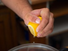 Como utilizar apenas algumas gotas de limão sem estragá-lo