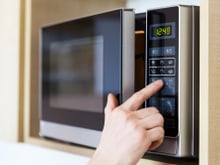 10 alimentos que você nunca deve colocar no micro-ondas