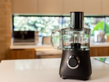 Esse multiprocessador é liquidificador, fatiador, ralador, picador e triturador - e está com mais de 60% OFF