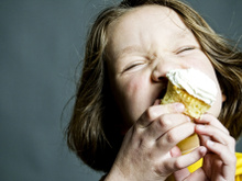 Maneira certa de comer cupcake: confira esse truque