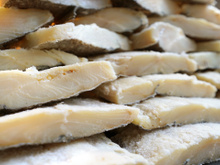 Bacalhau bom se escolhe assim: truques simples que fazem toda diferença no sabor da sua ceia