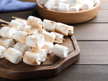 Marshmallow caseiro é delicioso, fácil e muito barato! Aprenda a receita completa aqui no TudoGostoso