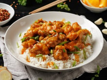 Frango chinês ao molho de laranja do TudoGostoso é de lamber os dedos: finalize com gergelim e sirva com um arroz bem soltinho