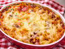 Macarrão gratinado de preguiçoso: só misturar, cobrir com queijo e levar ao forno