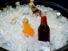 O segredo para gelar bebidas mais rápido usando um ingrediente barato que você já tem em casa