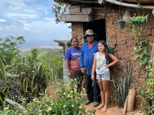 Uma casa de taipa no topo da serra e 55 anos de isolamento: como vive essa família do interior da Bahia