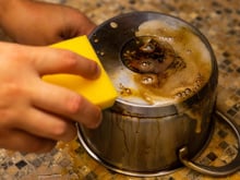 Pouca gente sabe, mas com esses ingredientes naturais você recupera qualquer panela suja e manchada