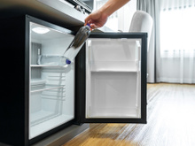 Por que ter um frigobar no quarto é uma ótima ideia? Saiba quais as utilidades deste mini refrigerador