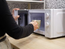 Mantenha o micro-ondas bem longe desses lugares na sua cozinha: saiba onde colocar