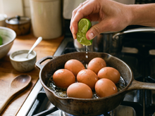 Por que os cozinheiros recomendam adicionar algumas gotas de suco de limão ao cozinhar ovos e como fazer isso corretamente