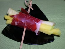Enrolado de jamon, abacaxi e manga