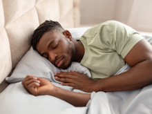 A que horas devemos comer antes de dormir? Especialistas revelam o momento exato