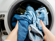 Como pendurar calças usando a metade do espaço e ganhar espaço no varal