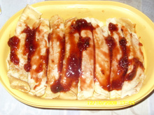 Panqueca doce com recheio e calda de morangos
