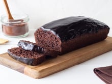 Sem talhar, sem amargar: aprendi a cobertura de chocolate perfeita para bolo no TudoGostoso