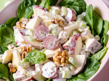 Parece uma salada de maionese comum, mas é muito melhor: salada waldorf é refrescante é perfeita para a sua ceia de Natal
