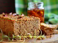 Assado de lentilha é a carne vegana saborosa para seu almoço ou jantar sem produtos de origem animal