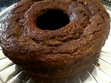 Bolo de banana com uvas passas