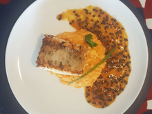 Filé de peixe com molho de maracujá e purê de abóbora