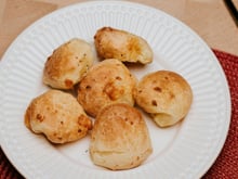 Pãozinho de queijo de 3 ingredientes feito na airfryer: receita prática para café da manhã que toda a família vai amar!