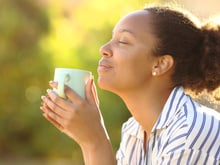 O cheiro de café afeta seu humor de um jeito que você nem imagina: a psicologia explica