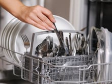 Alça para cima ou para baixo? É exatamente aí que muita gente erra ao usar a máquina de lavar louça