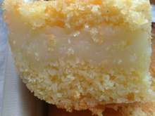 Bolo de fubá com camada cremosa