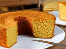 É só bater os ingredientes no liquidificador e levar para assar: bolo de flocão de milho perfeito para o café da tarde