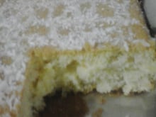 Bolo com recheio de creme de abacaxi com coco ralado