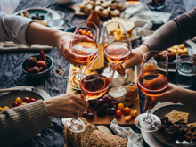 Noite de queijos e vinhos: 5 acessórios para ter uma confraternização com os amigos inesquecível