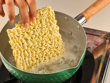 Benefícios de comer miojo: manda esse conteúdo pra sua amiga que faz do macarrão instantâneo uma refeição