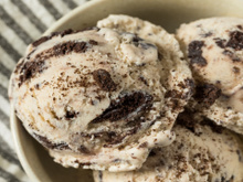 Sorvete de flocos com apenas 3 ingredientes usando um biscoito que todo mundo ama